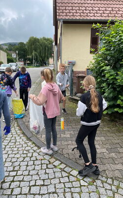 Kinder beim Müll sammeln