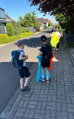 Kinder beim Müll sammeln