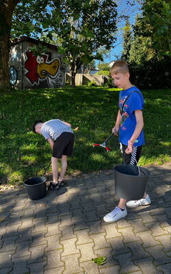 Kinder beim Müll sammeln